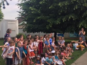 Les enfants dans la cour de l'école Ensemble scolaire Rosaire Jeanne d'Arc