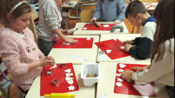 Suspensions pour le sapin dans le cadre de la fête des lumières